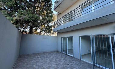 Departamento de dos ambientes con patio en Alquiler en Wilde