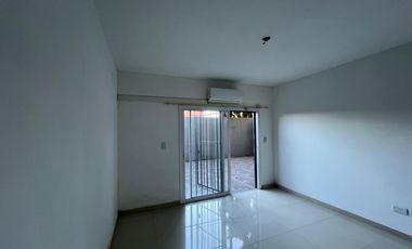 Departamento de dos ambientes con patio en Alquiler en Wilde