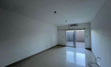 Departamento de dos ambientes con patio en Alquiler en Wilde