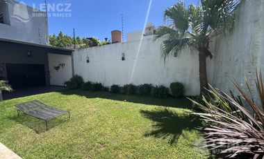 Casa en Venta 5 ambientes con jardin, pileta y cochera doble. Bernal APTO CREDITO BANCARIO