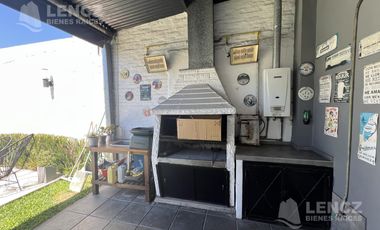 Casa en Venta 5 ambientes con jardin, pileta y cochera doble. Bernal APTO CREDITO BANCARIO