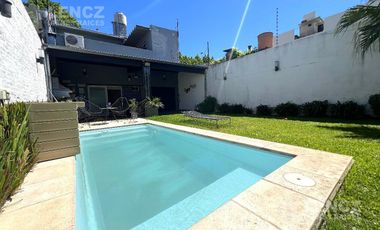 Casa en Venta 5 ambientes con jardin, pileta y cochera doble. Bernal APTO CREDITO BANCARIO