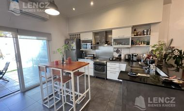 Casa en Venta 5 ambientes con jardin, pileta y cochera doble. Bernal APTO CREDITO BANCARIO