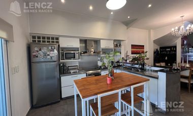 Casa en Venta 5 ambientes con jardin, pileta y cochera doble. Bernal APTO CREDITO BANCARIO