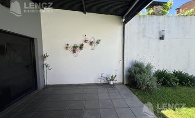 Casa en Venta 5 ambientes con jardin, pileta y cochera doble. Bernal APTO CREDITO BANCARIO