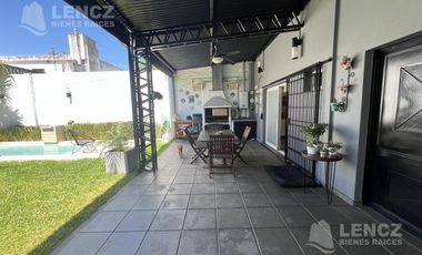 Casa en Venta 5 ambientes con jardin, pileta y cochera doble. Bernal APTO CREDITO BANCARIO