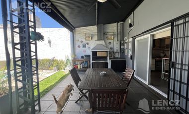 Casa en Venta 5 ambientes con jardin, pileta y cochera doble. Bernal APTO CREDITO BANCARIO