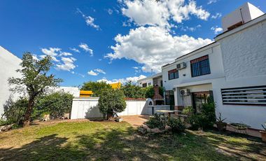 URCA - Casa esquina - 3D mas escritorio - 2B - Excelente ubicación.