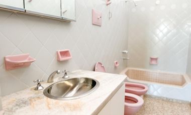 URCA - Casa esquina - 3D mas escritorio - 2B - Excelente ubicación.