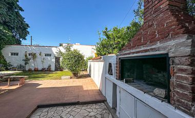 URCA - Casa esquina - 3D mas escritorio - 2B - Excelente ubicación.