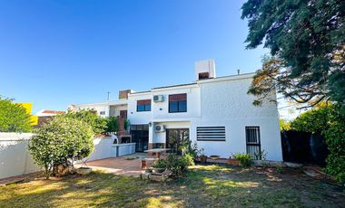 URCA - Casa esquina - 3D mas escritorio - 2B - Excelente ubicación.