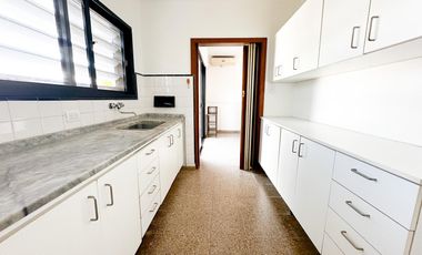 URCA - Casa esquina - 3D mas escritorio - 2B - Excelente ubicación.