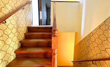 URCA - Casa esquina - 3D mas escritorio - 2B - Excelente ubicación.