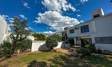 URCA - Casa esquina - 3D mas escritorio - 2B - Excelente ubicación.