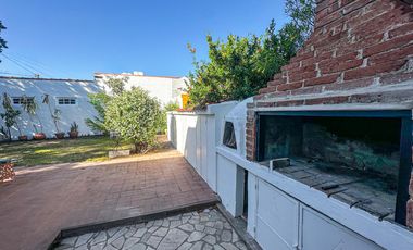 URCA - Casa esquina - 3D mas escritorio - 2B - Excelente ubicación.