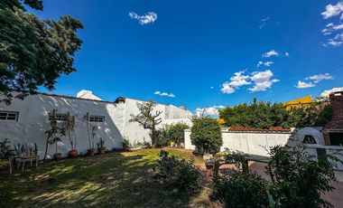 URCA - Casa esquina - 3D mas escritorio - 2B - Excelente ubicación.