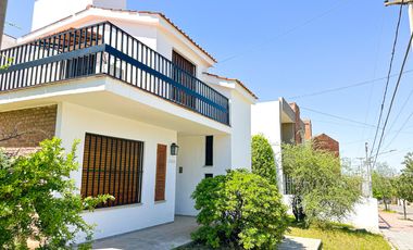 URCA - Casa esquina - 3D mas escritorio - 2B - Excelente ubicación.