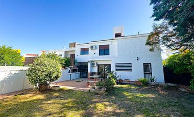 URCA - Casa esquina - 3D mas escritorio - 2B - Excelente ubicación.