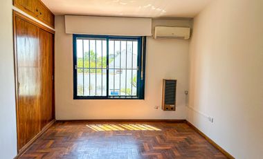 URCA - Casa esquina - 3D mas escritorio - 2B - Excelente ubicación.