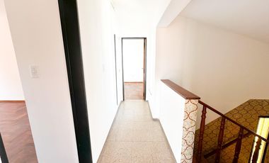 URCA - Casa esquina - 3D mas escritorio - 2B - Excelente ubicación.