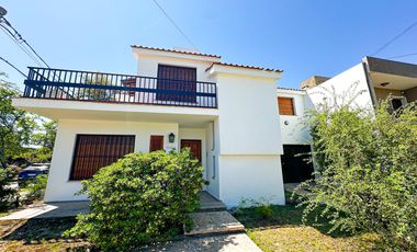 URCA - Casa esquina - 3D mas escritorio - 2B - Excelente ubicación.