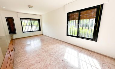 URCA - Casa esquina - 3D mas escritorio - 2B - Excelente ubicación.