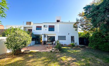 URCA - Casa esquina - 3D mas escritorio - 2B - Excelente ubicación.