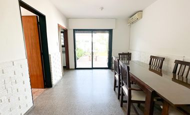 URCA - Casa esquina - 3D mas escritorio - 2B - Excelente ubicación.