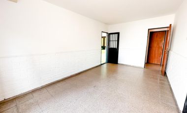 URCA - Casa esquina - 3D mas escritorio - 2B - Excelente ubicación.