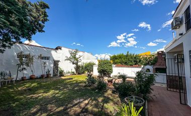 URCA - Casa esquina - 3D mas escritorio - 2B - Excelente ubicación.