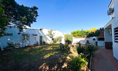 URCA - Casa esquina - 3D mas escritorio - 2B - Excelente ubicación.