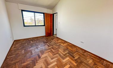 URCA - Casa esquina - 3D mas escritorio - 2B - Excelente ubicación.