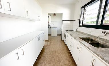 URCA - Casa esquina - 3D mas escritorio - 2B - Excelente ubicación.