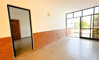 URCA - Casa esquina - 3D mas escritorio - 2B - Excelente ubicación.