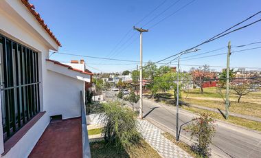 URCA - Casa esquina - 3D mas escritorio - 2B - Excelente ubicación.