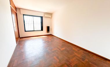 URCA - Casa esquina - 3D mas escritorio - 2B - Excelente ubicación.