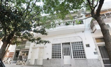 VENTA CASA 8 AMBIENTES EN FLORESTA - LOTE PROPIO - DOS PLANTAS - LOCAL COMERCIAL - PERMUTA