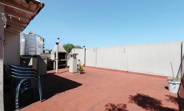 VENTA CASA 8 AMBIENTES EN FLORESTA - LOTE PROPIO - DOS PLANTAS - LOCAL COMERCIAL - PERMUTA