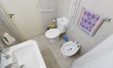 VENTA CASA 8 AMBIENTES EN FLORESTA - LOTE PROPIO - DOS PLANTAS - LOCAL COMERCIAL - PERMUTA