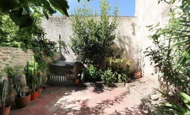 VENTA CASA 8 AMBIENTES EN FLORESTA - LOTE PROPIO - DOS PLANTAS - LOCAL COMERCIAL - PERMUTA