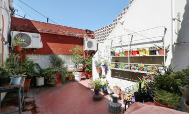 VENTA CASA 8 AMBIENTES EN FLORESTA - LOTE PROPIO - DOS PLANTAS - LOCAL COMERCIAL - PERMUTA