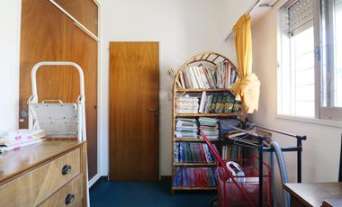 VENTA CASA 8 AMBIENTES EN FLORESTA - LOTE PROPIO - DOS PLANTAS - LOCAL COMERCIAL - PERMUTA