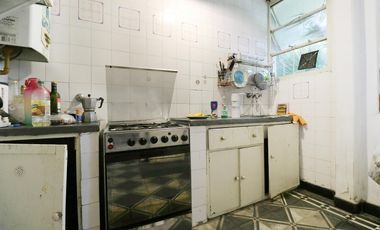 VENTA CASA 8 AMBIENTES EN FLORESTA - LOTE PROPIO - DOS PLANTAS - LOCAL COMERCIAL - PERMUTA