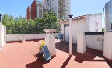 VENTA CASA 8 AMBIENTES EN FLORESTA - LOTE PROPIO - DOS PLANTAS - LOCAL COMERCIAL - PERMUTA