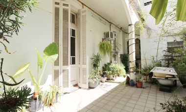 VENTA CASA 8 AMBIENTES EN FLORESTA - LOTE PROPIO - DOS PLANTAS - LOCAL COMERCIAL - PERMUTA