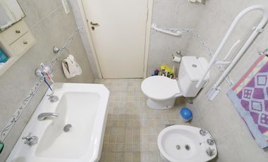 VENTA CASA 8 AMBIENTES EN FLORESTA - LOTE PROPIO - DOS PLANTAS - LOCAL COMERCIAL - PERMUTA