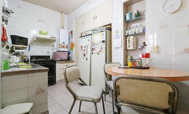 VENTA CASA 8 AMBIENTES EN FLORESTA - LOTE PROPIO - DOS PLANTAS - LOCAL COMERCIAL - PERMUTA