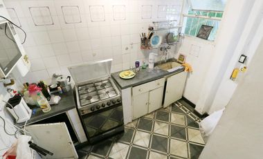 VENTA CASA 8 AMBIENTES EN FLORESTA - LOTE PROPIO - DOS PLANTAS - LOCAL COMERCIAL - PERMUTA