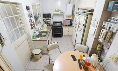 VENTA CASA 8 AMBIENTES EN FLORESTA - LOTE PROPIO - DOS PLANTAS - LOCAL COMERCIAL - PERMUTA