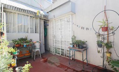 VENTA CASA 8 AMBIENTES EN FLORESTA - LOTE PROPIO - DOS PLANTAS - LOCAL COMERCIAL - PERMUTA